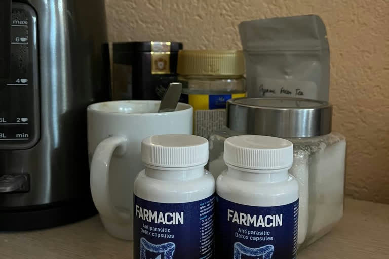 Farmacin doboz asztalon