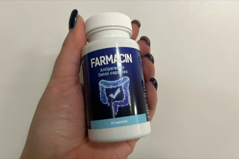 Farmacin doboz kézben